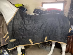 Stalltäcke,145 cm, 100 gr,svart,hål på ryggen