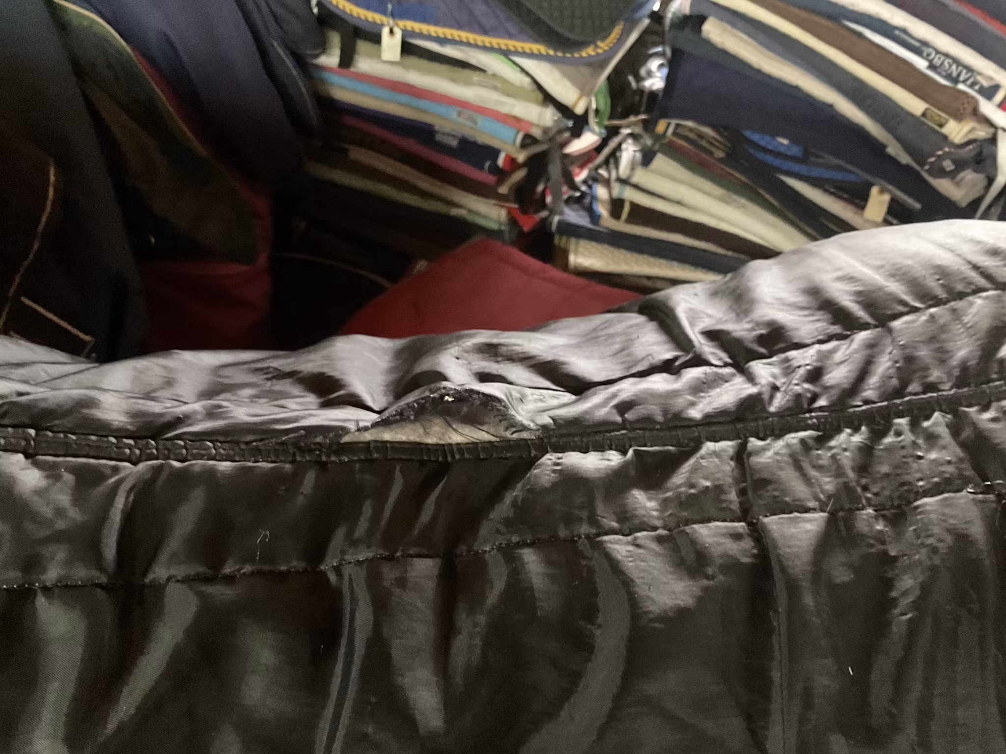 Stalltäcke,145 cm, 100 gr,svart,hål på ryggen
