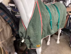 Stalltäcke med bred maggjord,145 cm