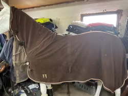 Fleecetäcke med hals,brunt,ett hål, 165 cm
