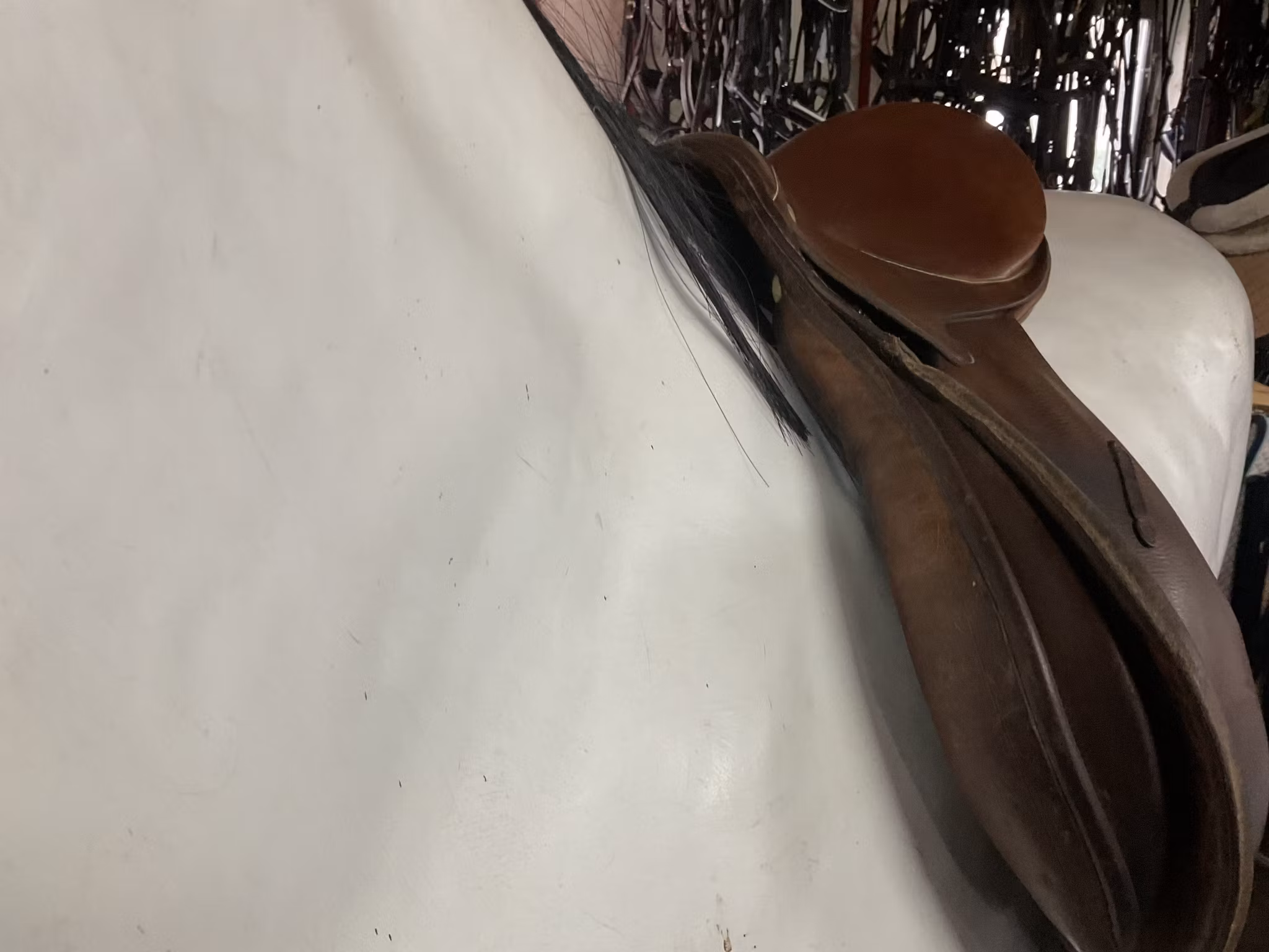 Stubben sadel,17”, 30” i bom,släppt i ena sömmen på ena kåpan