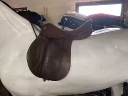 Stubben sadel,17”, 30” i bom,släppt i ena sömmen på ena kåpan