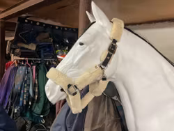 Protector grimma med fluff,f,vit