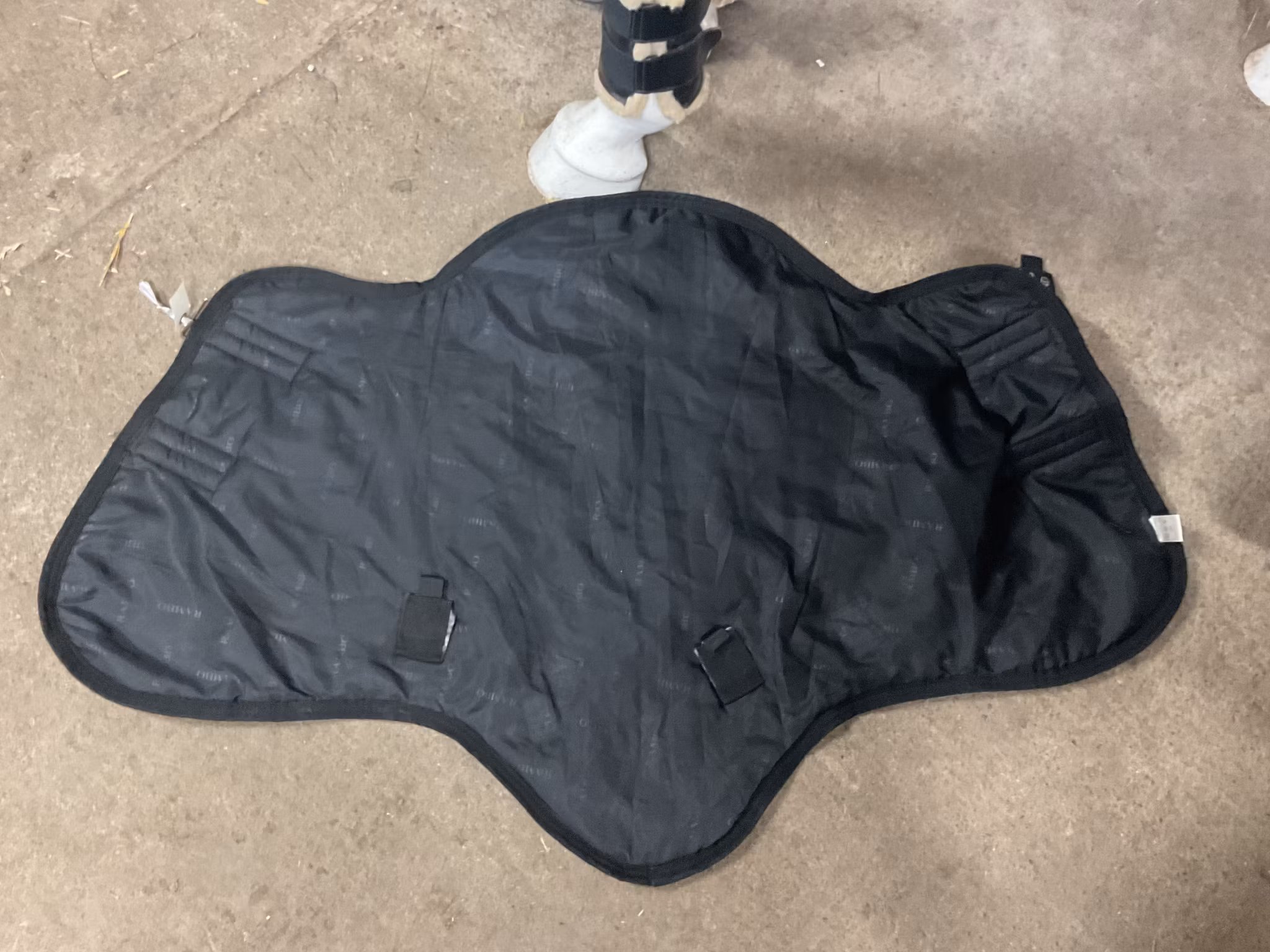 Horseware halstäcke,svart,130 cm, 150 gr,fattas ett knäppe