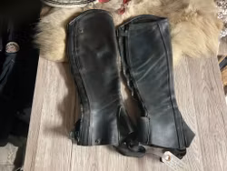 D`yon shortchaps,svarta,s,vita fläckar på ena