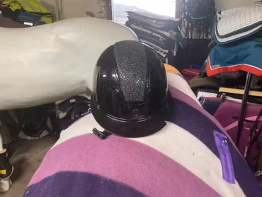 HS ridhjälm,med mips,svart med bling,liten flik av på skärmen, stl 58-60