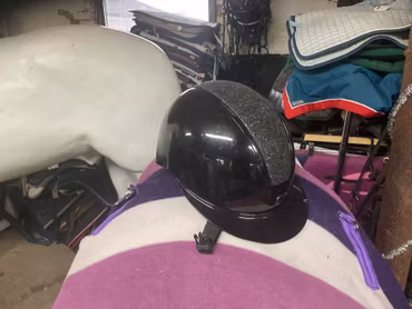 HS ridhjälm,med mips,svart med bling,liten flik av på skärmen, stl 58-60