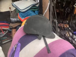 Kylin ridhjälm,svart med bling,stl 53