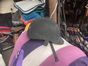 Kylin ridhjälm,svart med bling,stl 53