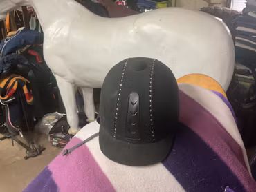 Kylin ridhjälm,svart med bling,stl 53