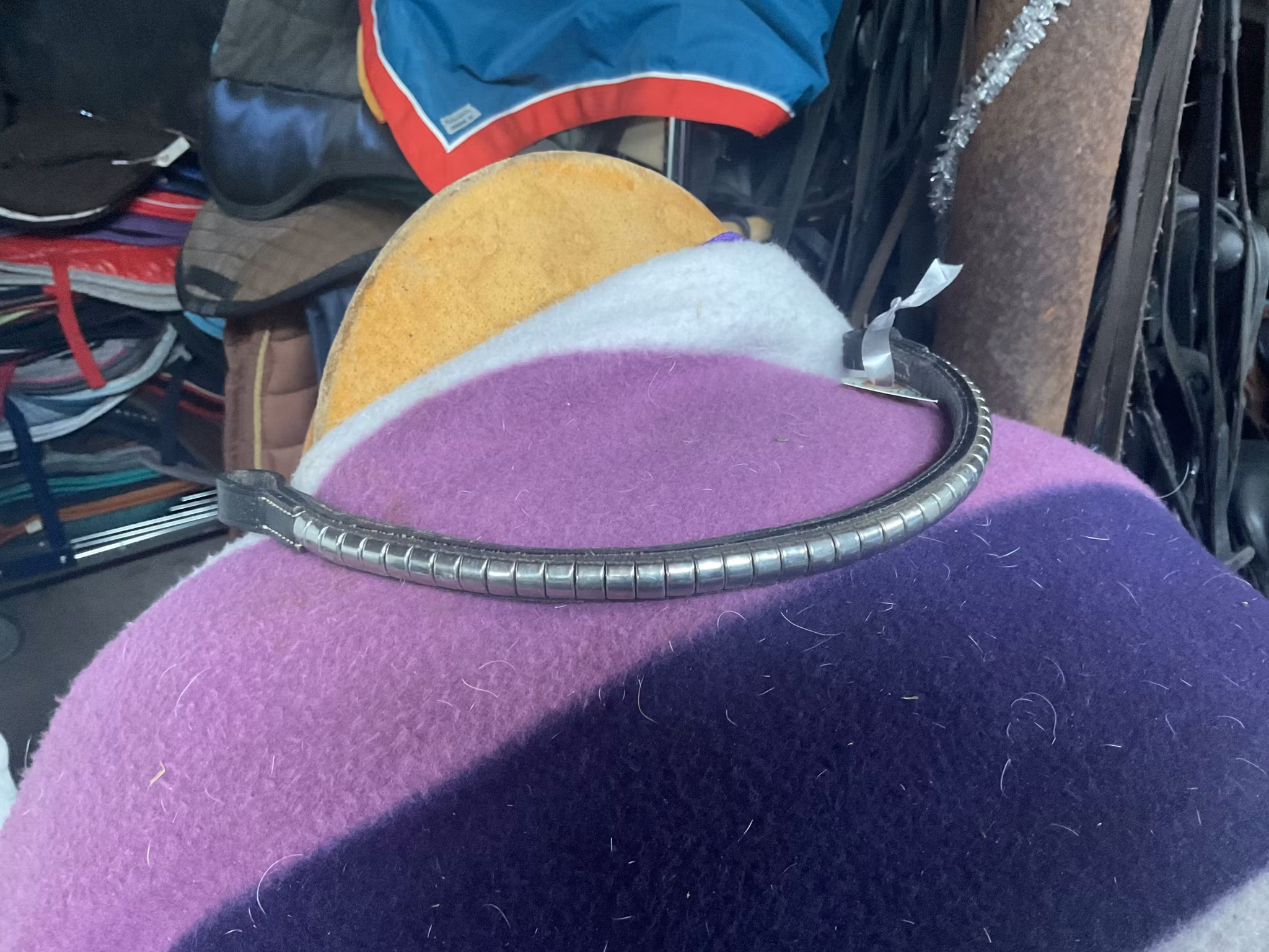 Fairfield pannband,svart med silvriga klinkers,39 cm