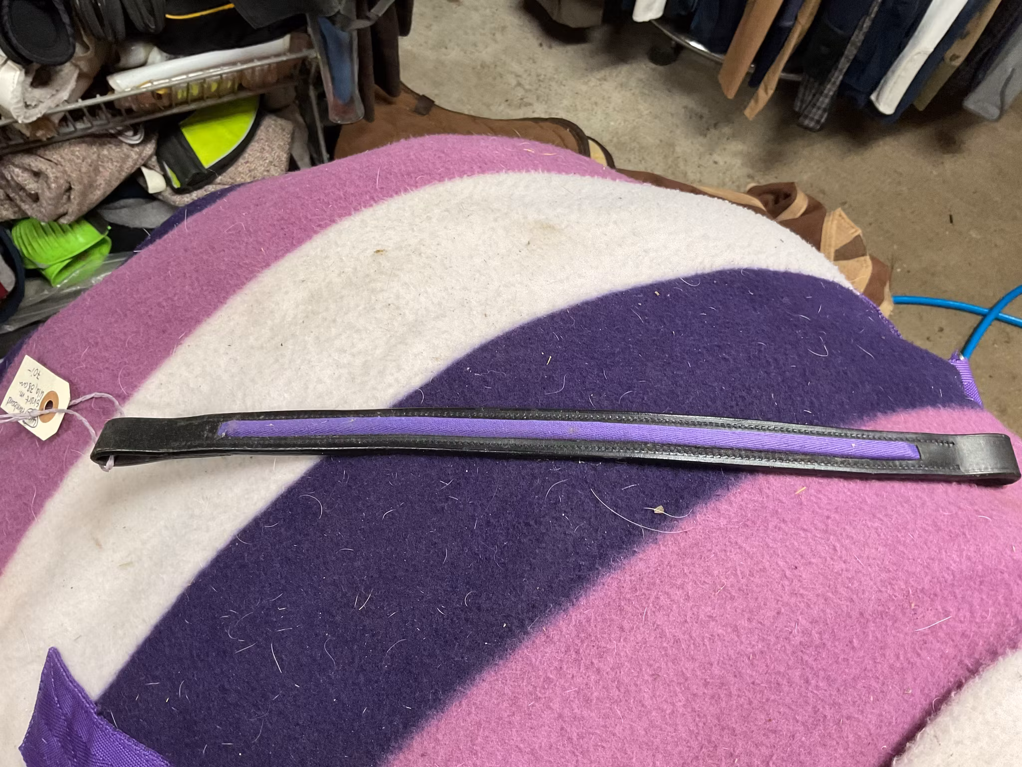 Pannband svart med lila,38 cm