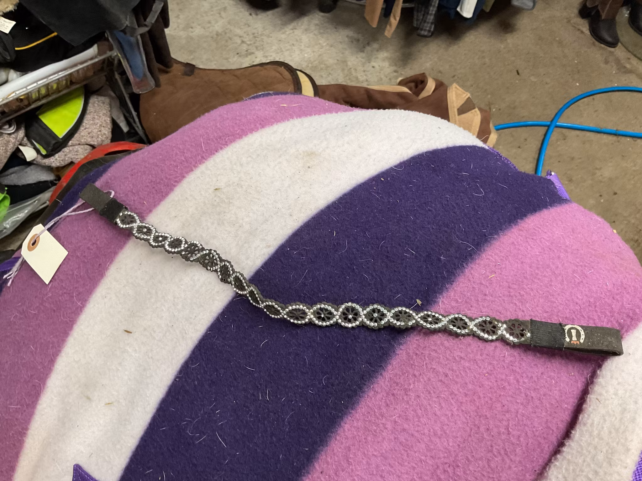 Pannband,svart med bling,några pärlor borta.41 cm