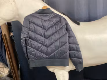 Equestrian by svea,jacka,blå,s,sydd på ett ställe