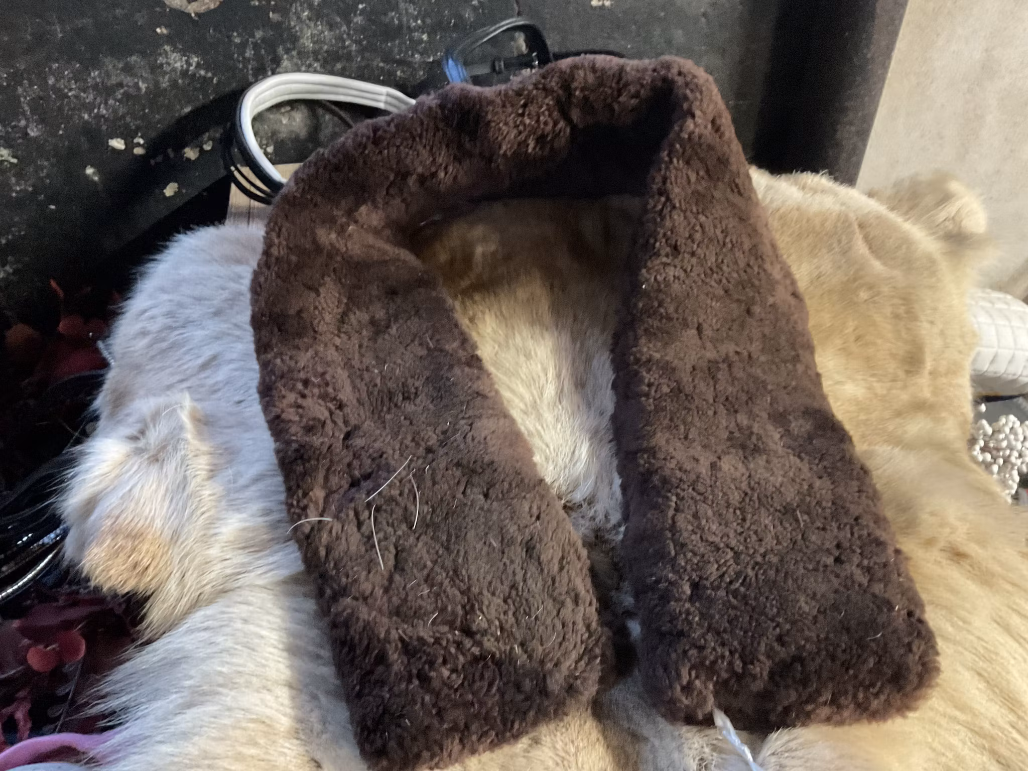 Fleeceworks,sadelgjordstunnel i fårskinn,brun,120 cm