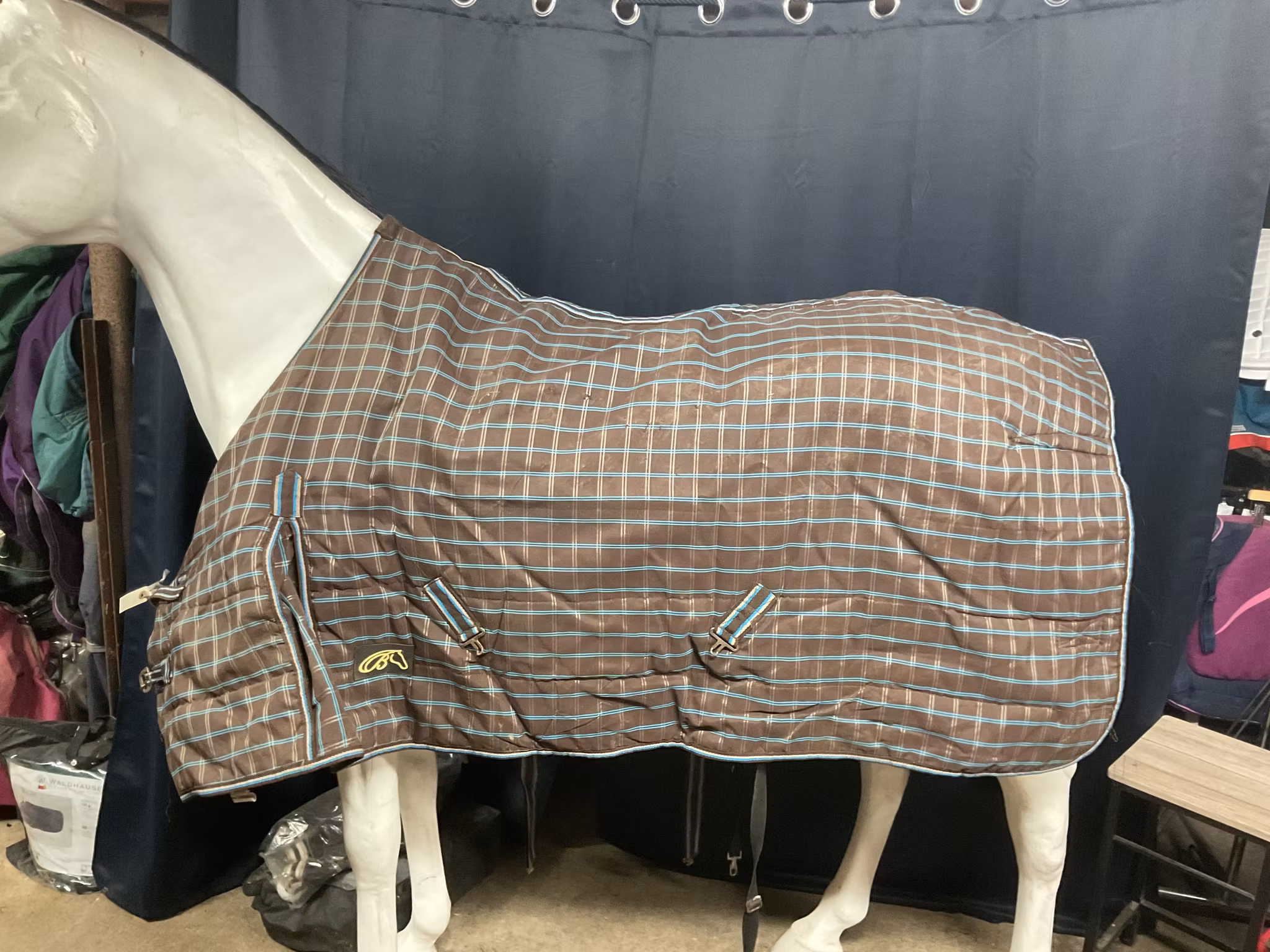 Stalltäcke,135 cm,150 gr,några småhål