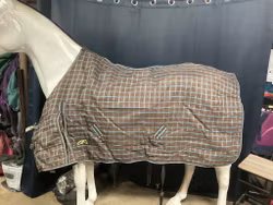 Stalltäcke,135 cm,150 gr,några småhål