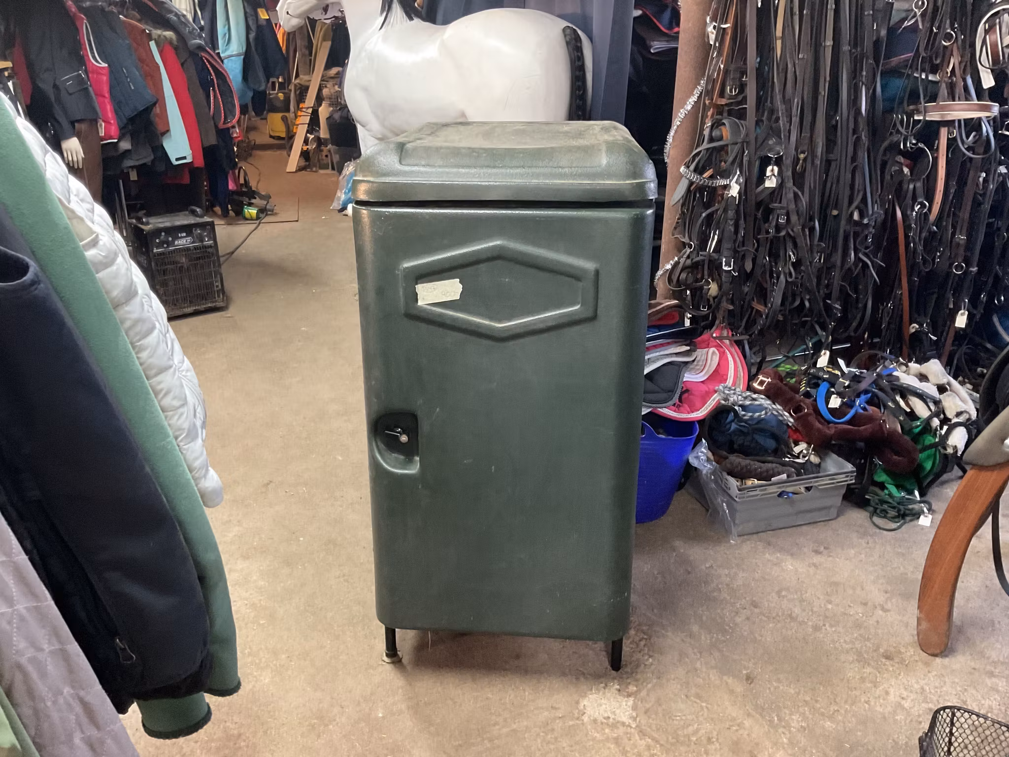 Sadelskåp,grönt,lås sönder,går ej att frakta