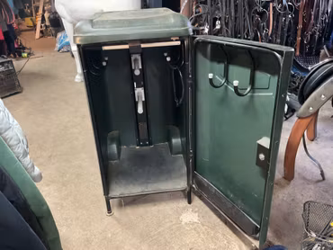 Sadelskåp,grönt,lås sönder,går ej att frakta