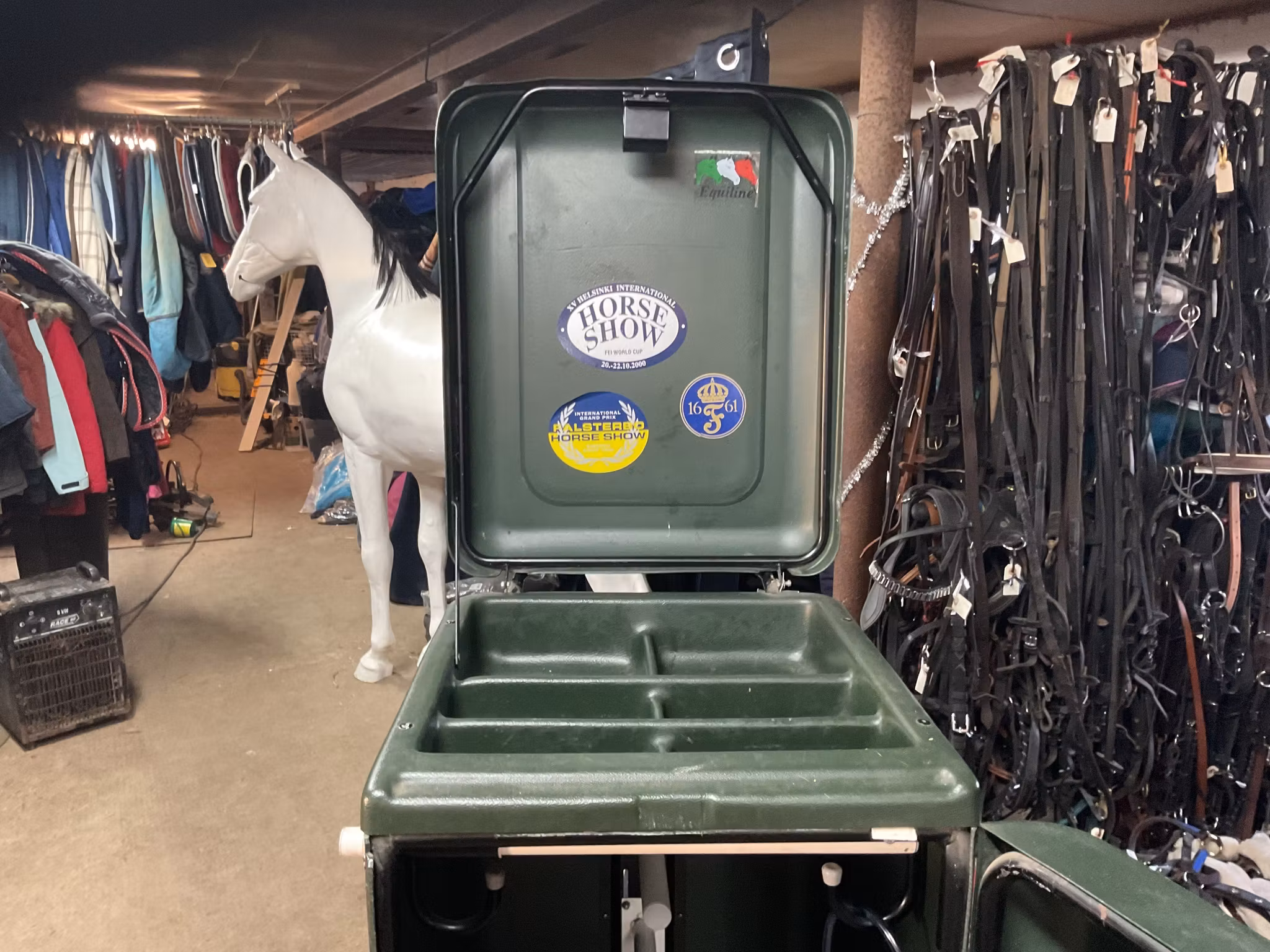 Sadelskåp,grönt,lås sönder,går ej att frakta