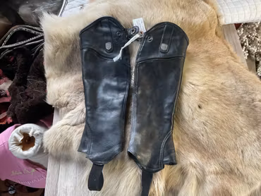 MH shortchaps,svarta,stl 12,ngt slitna