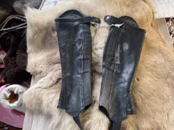 MH shortchaps,svarta,stl 12,ngt slitna
