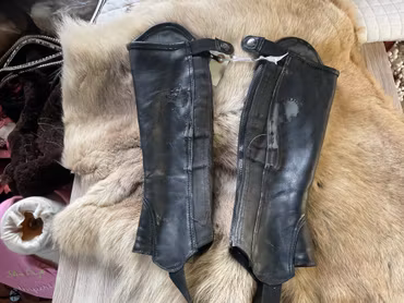 MH shortchaps,svarta,stl 12,ngt slitna