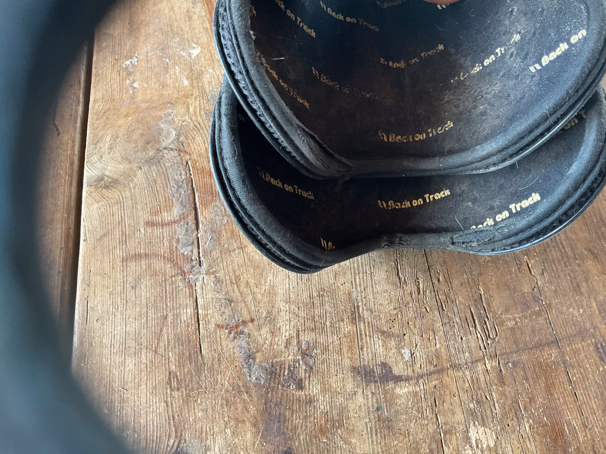 Back on track,benskydd,L,lite slitna nertill