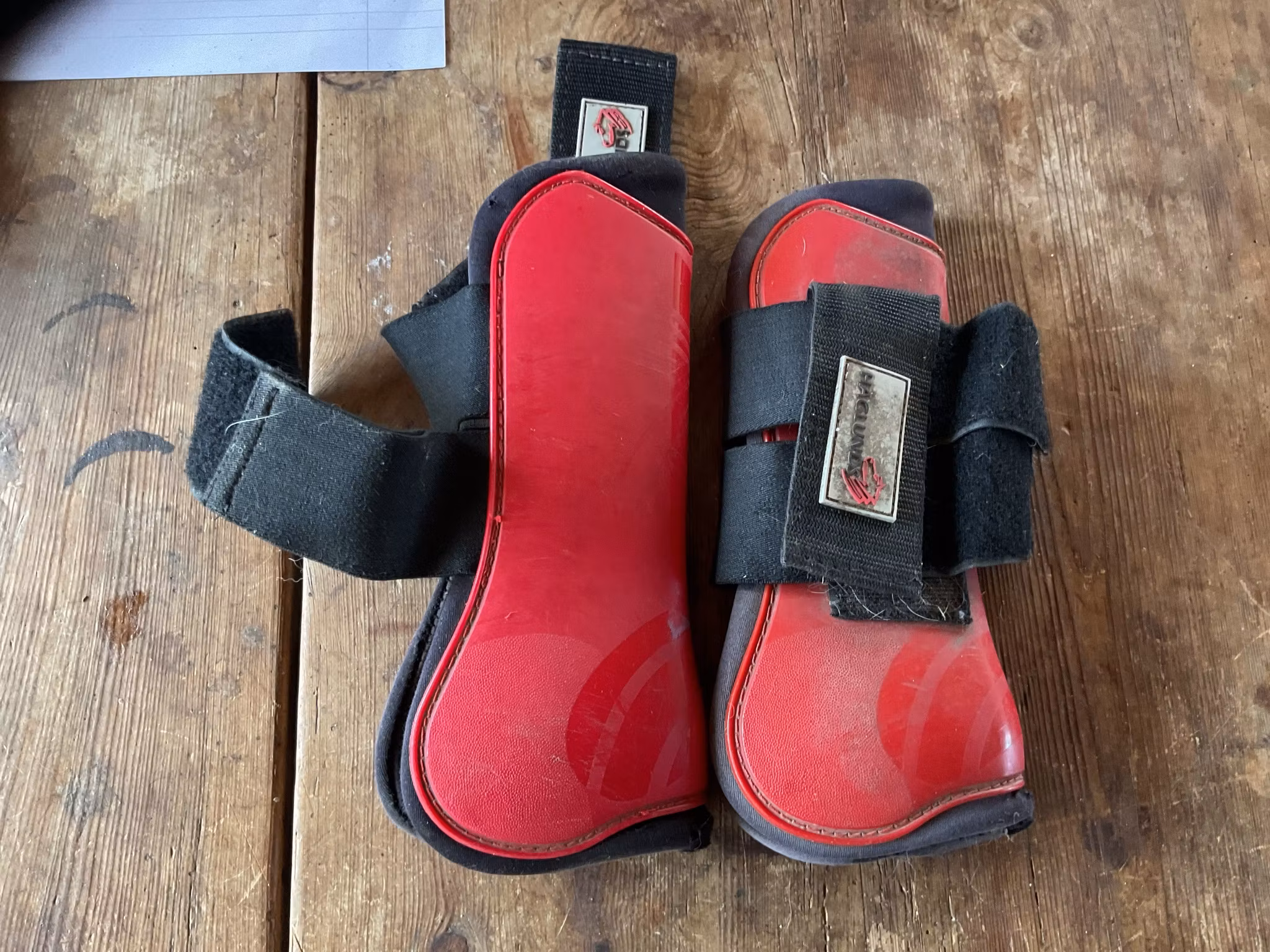 Haglunds benskydd,röda,f,slitna nertill