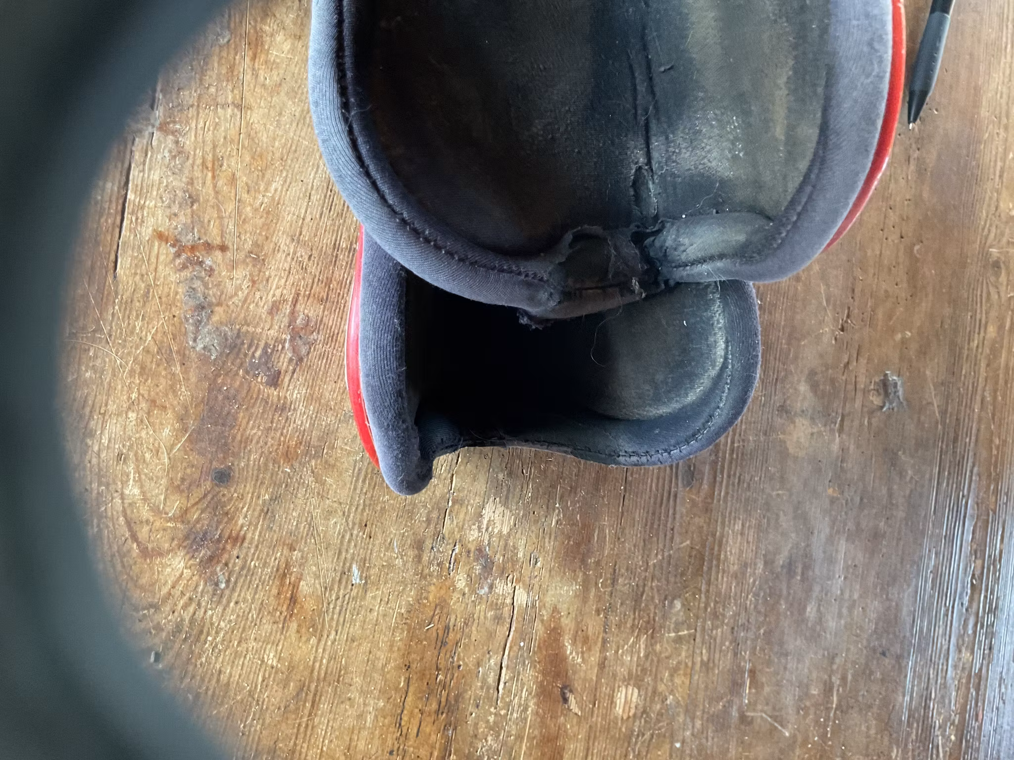 Haglunds benskydd,röda,f,slitna nertill