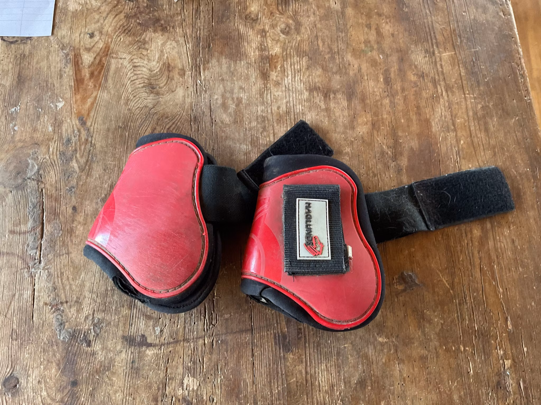 Benskydd haglunds,röda,f,slitna nertill