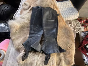 D`yon shortchaps,svarta,yttermått 46 cm, slitet gummiband