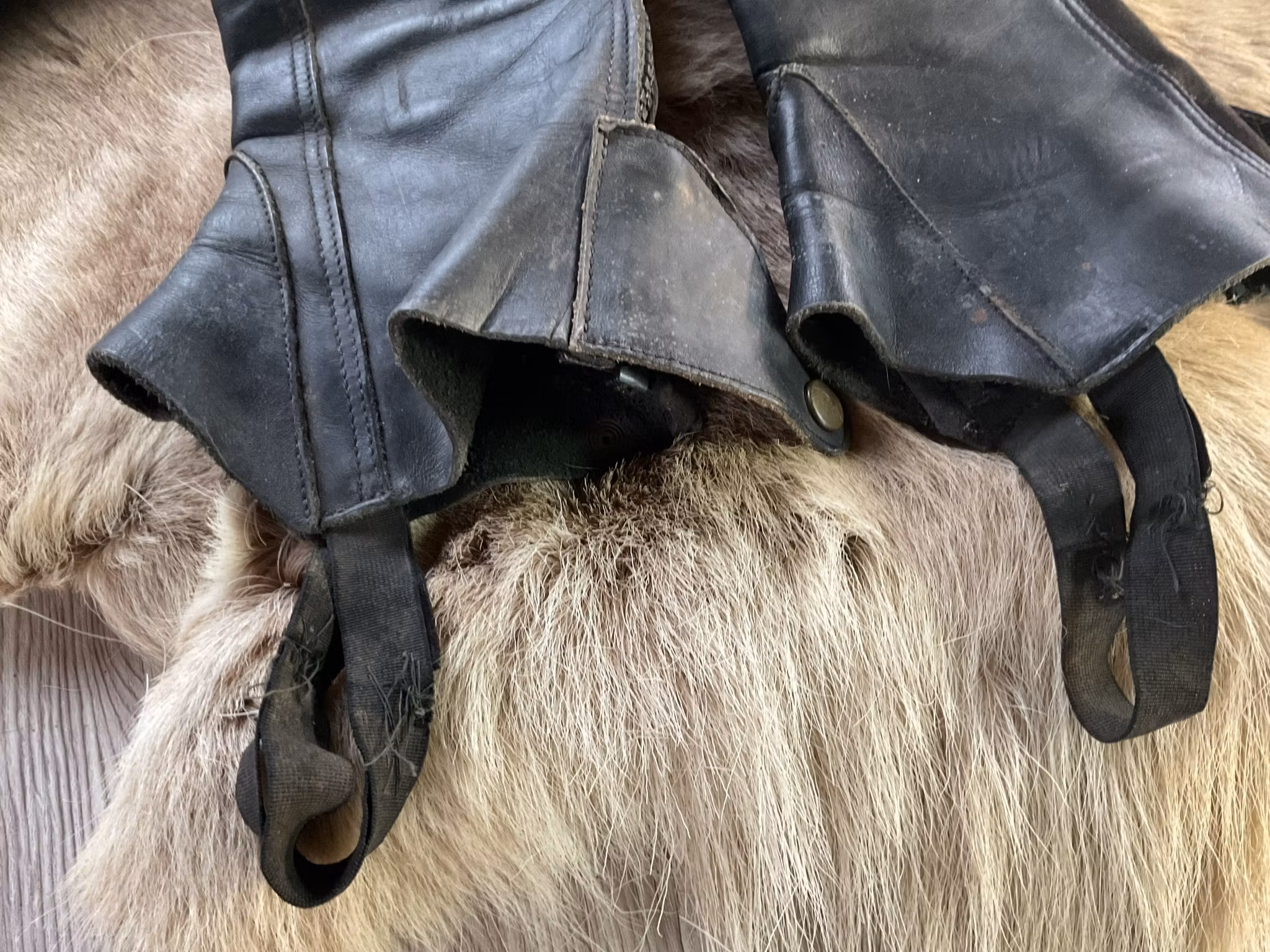 D`yon shortchaps,svarta,yttermått 46 cm, slitet gummiband