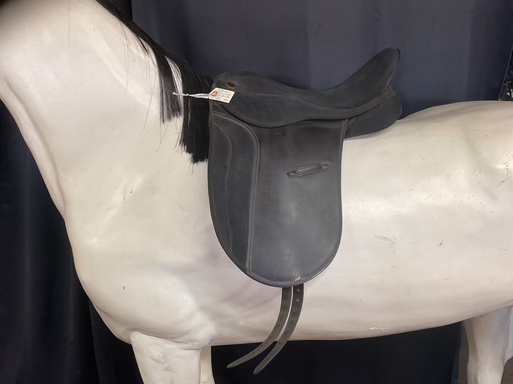 Globus dressyrsadel,gult järn sitter i,17,5”, en skruv fattas
