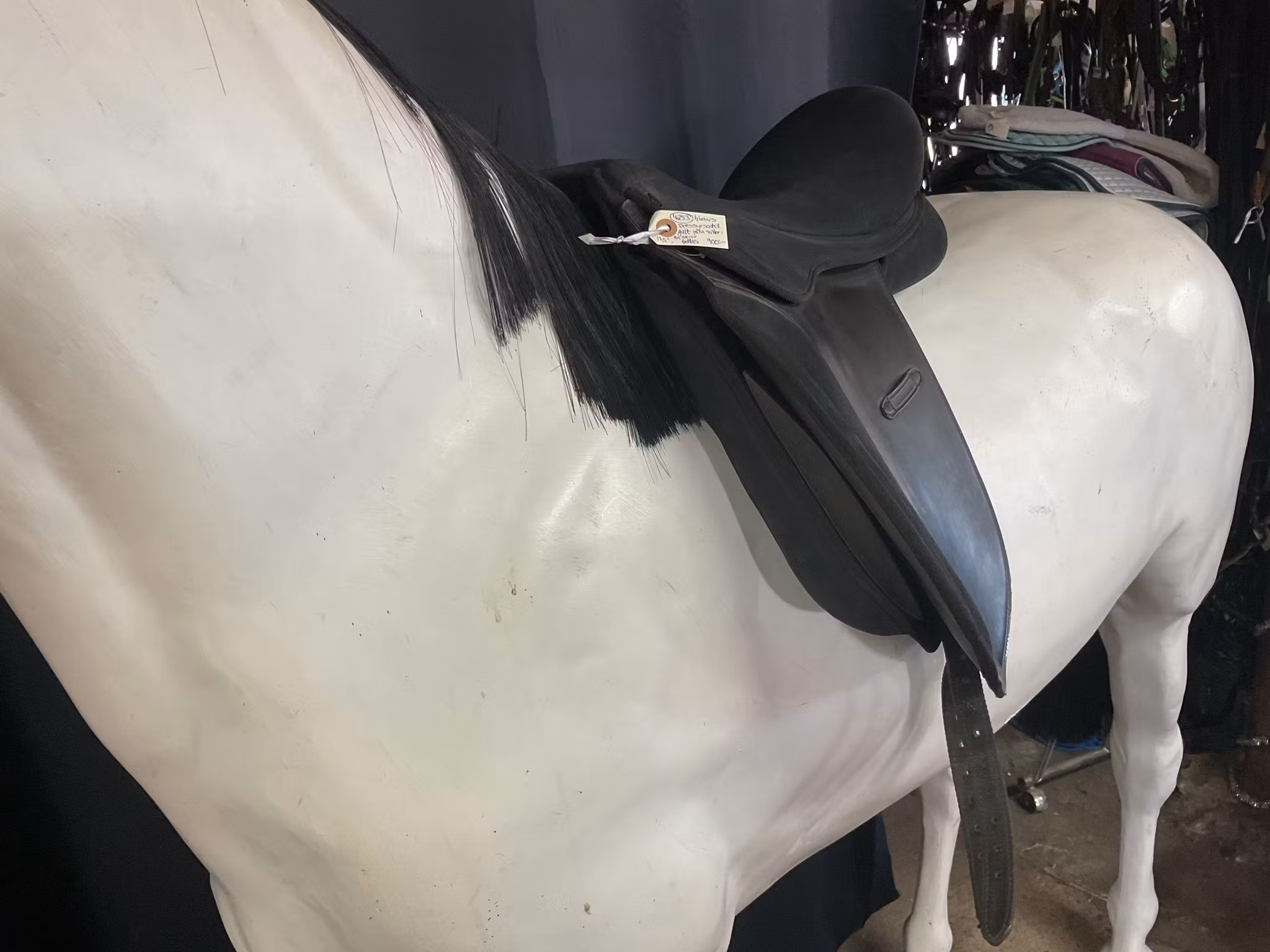 Globus dressyrsadel,gult järn sitter i,17,5”, en skruv fattas