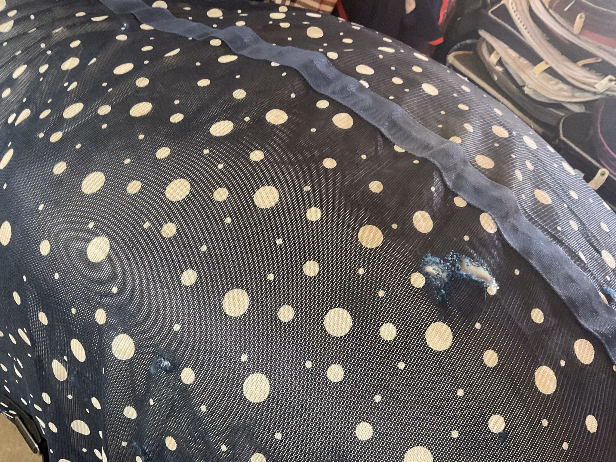 Onehorse flugtäcke med magplatta,några hål,135 cm