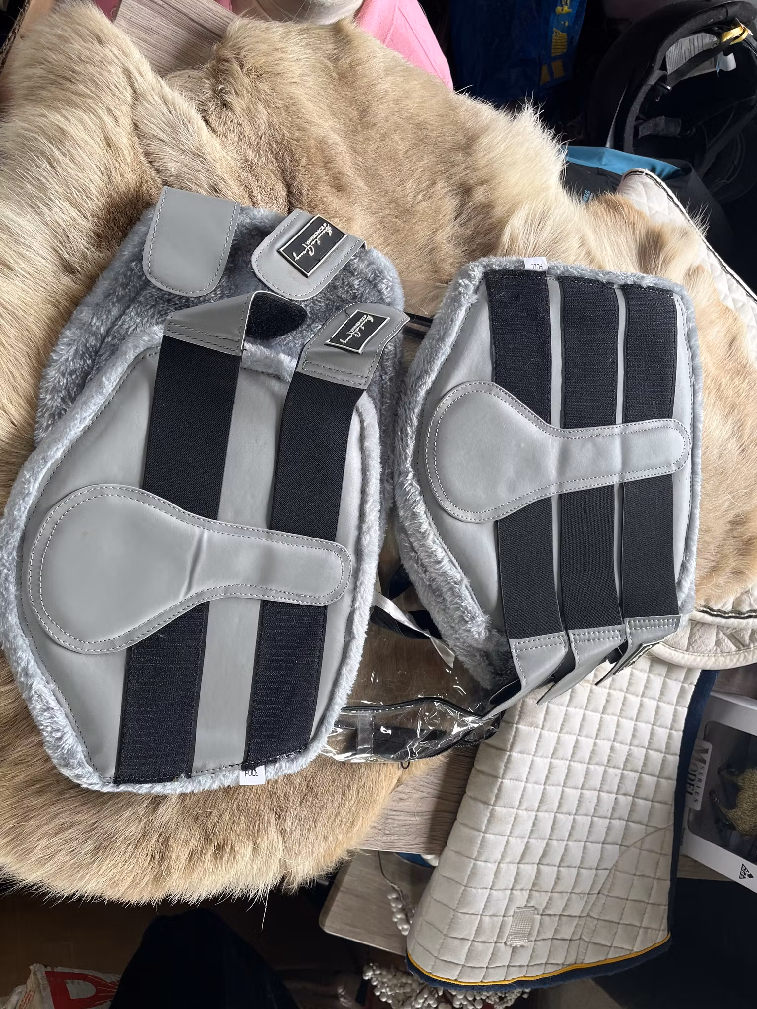 Santa cruz benskydd med ludd,4-pack,gråa,nya,f