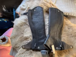 Shortchaps,svarta,läder,s