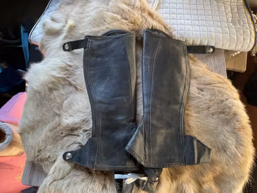 Shortchaps,svarta,läder,s