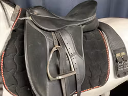 Griffin dressyrsadel,svart,17”,w,inkl schabrak,protector sadelgjord 75 cm,stigläder 150 cm, stigbyglar 11,5 cm