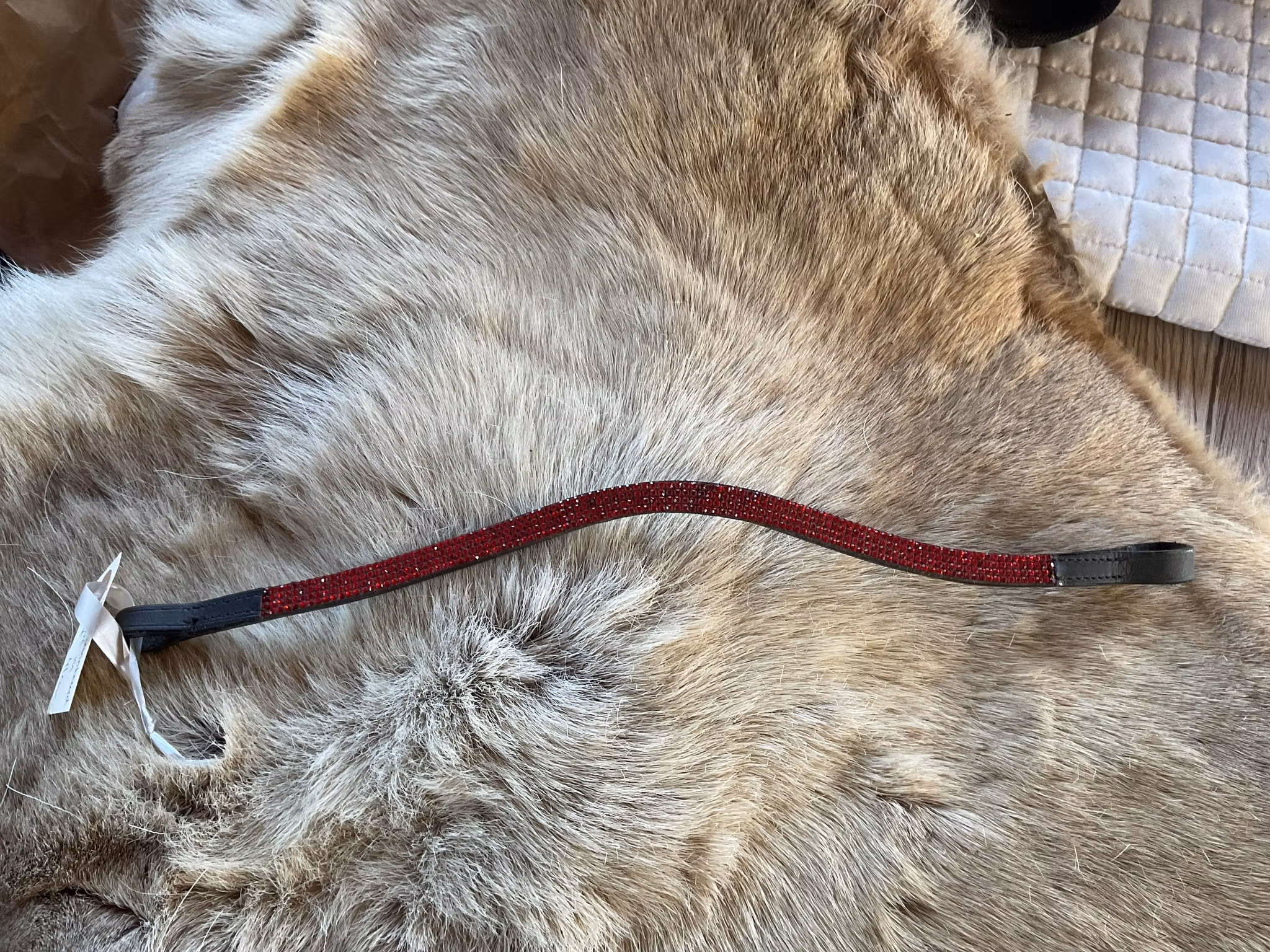 Pannband svart med rött, 41 cm