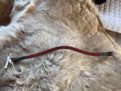 Pannband svart med rött, 41 cm