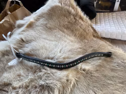 Pannband svart,fattas märke, 41 cm