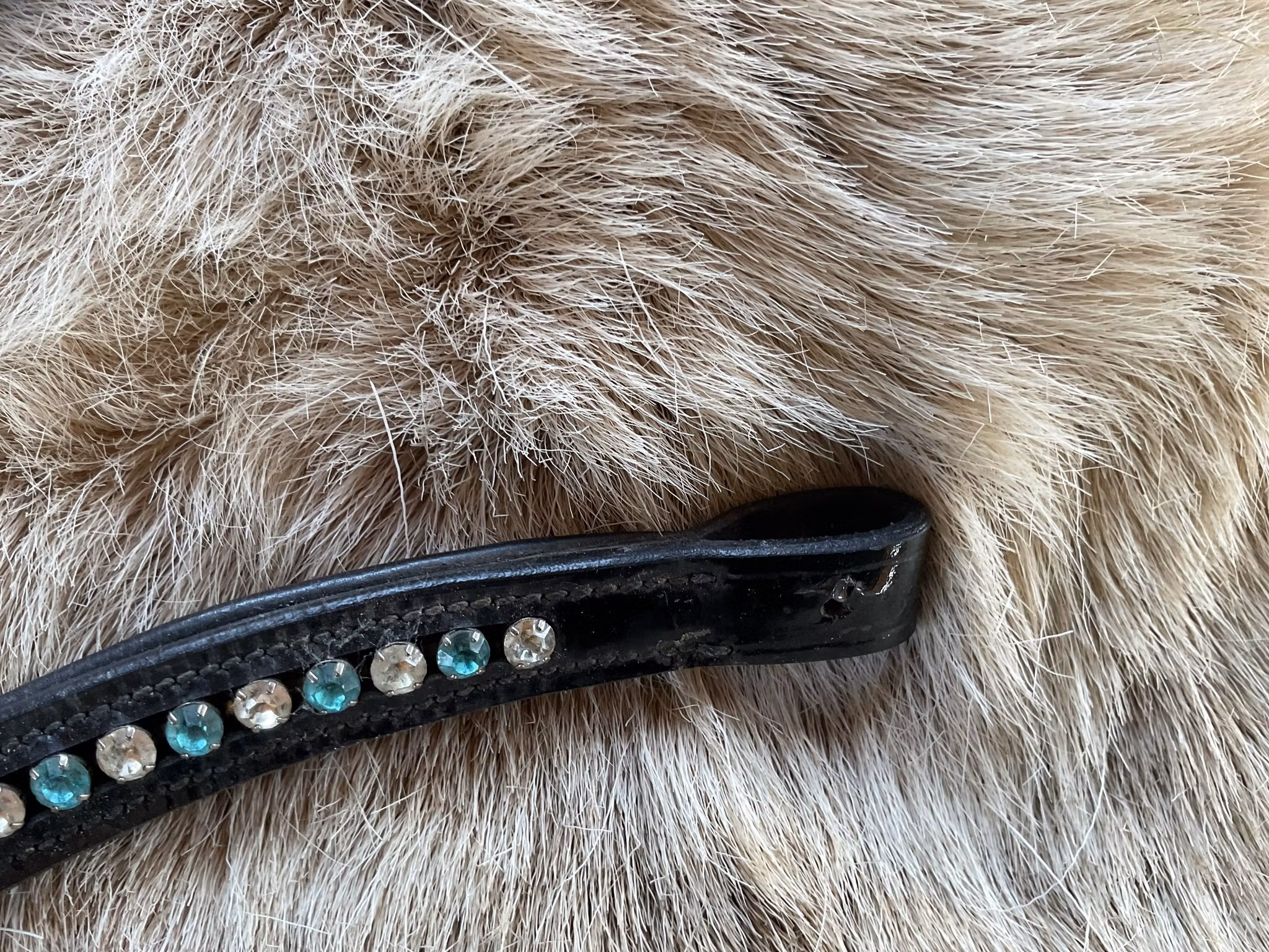 Pannband svart,fattas märke, 41 cm