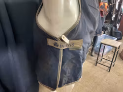 Bucas freedom täcke, 140 cm, 100 gr, otvättat, ett hål
