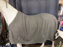 Fleecetäcke grått,155 cm,fattas kryssgjordar