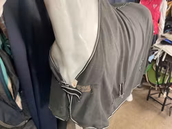 Fleecetäcke grått,155 cm,fattas kryssgjordar