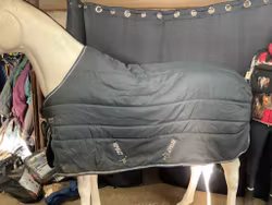 Amigo stalltäcke,130 cm, 450 gr, går ej att fästa hals,
