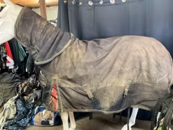 John whitaker vintertäcke med avtagbar hals,dock är dragkedjan sönder, 145 cm, ca 400 gr, otvättat