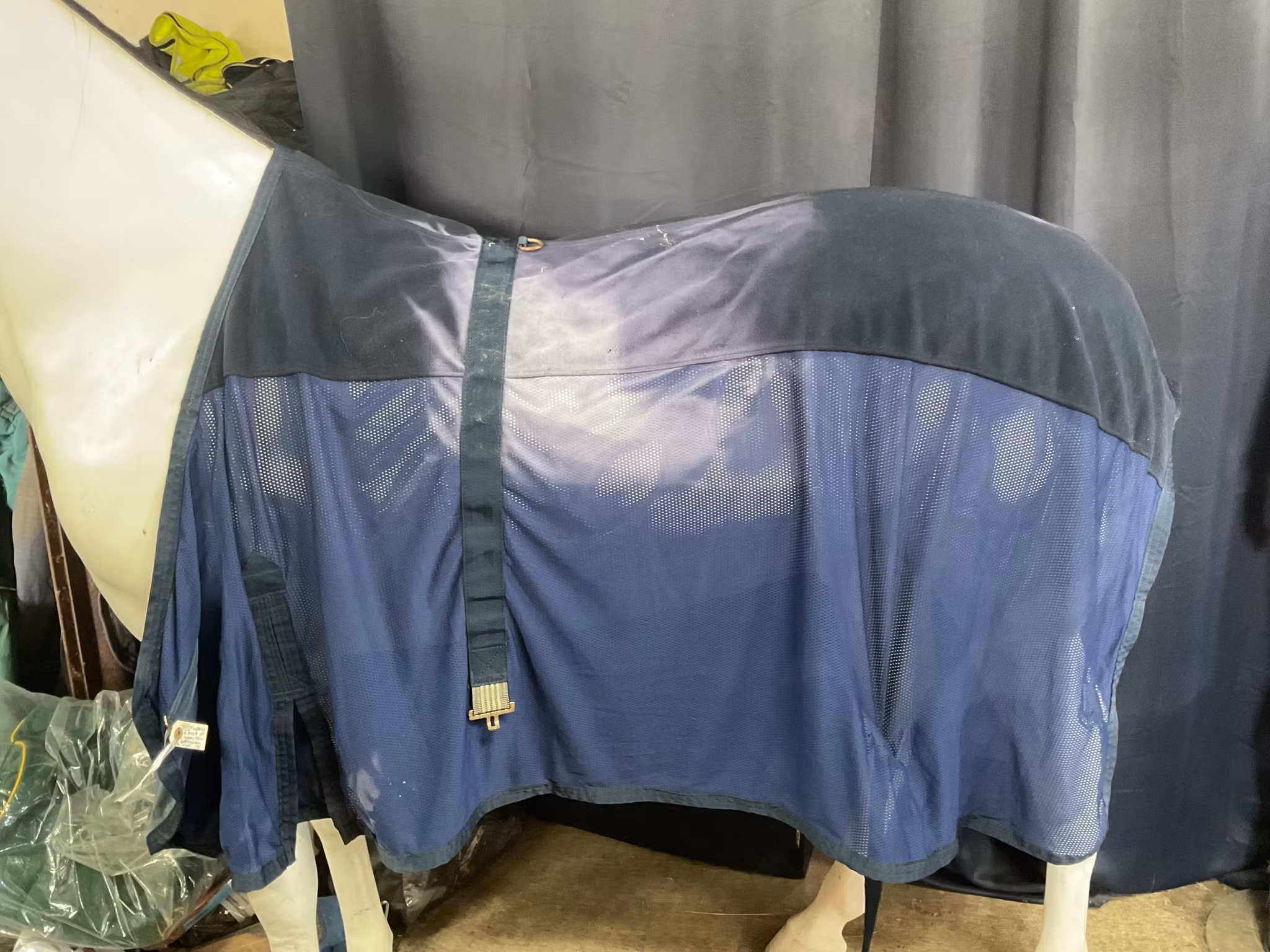 Flugtäcke med fleece på ryggen,150 cm, gjorden under magen fattas,två hål